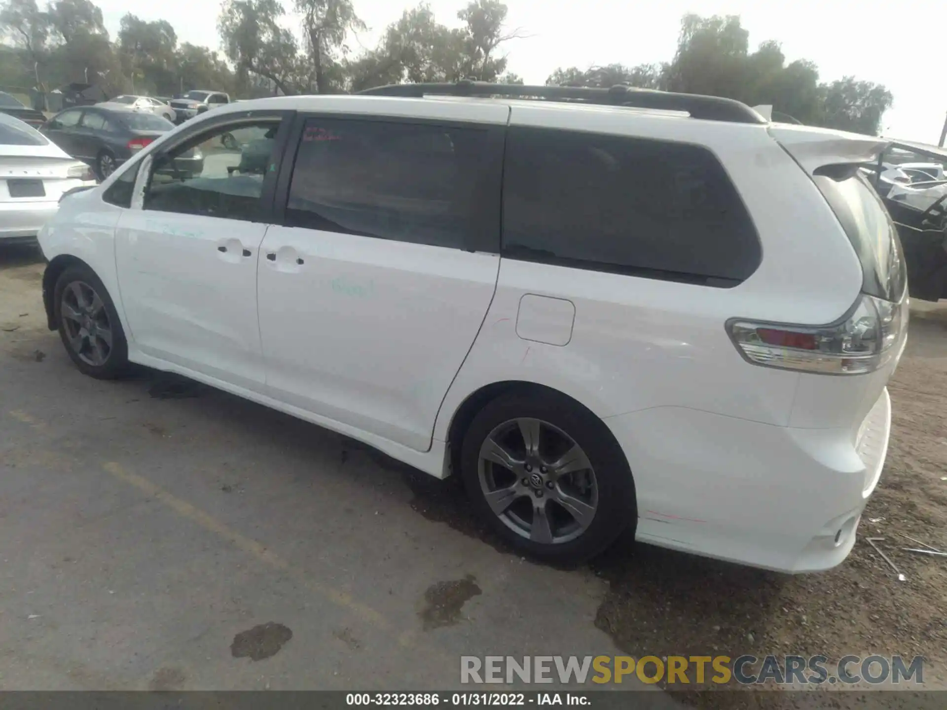 3 Photograph of a damaged car 5TDXZ3DC6KS987830 TOYOTA SIENNA 2019