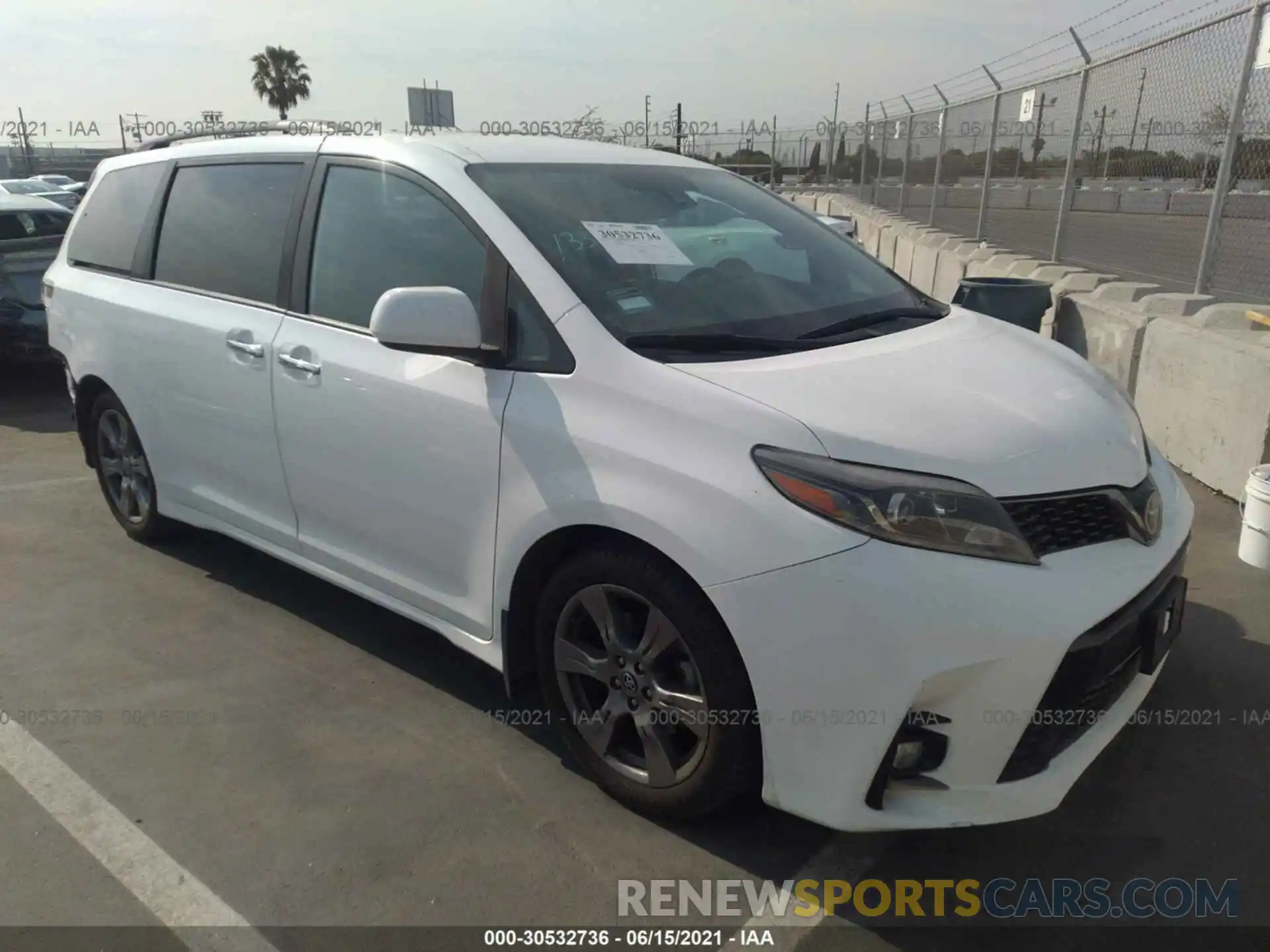 1 Photograph of a damaged car 5TDXZ3DC6KS989027 TOYOTA SIENNA 2019