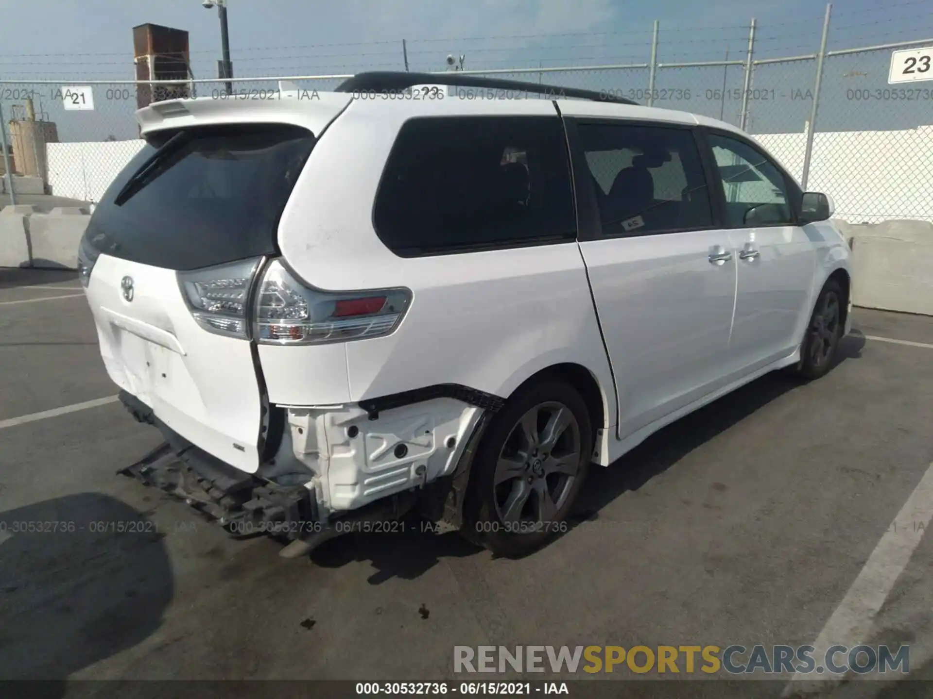 4 Фотография поврежденного автомобиля 5TDXZ3DC6KS989027 TOYOTA SIENNA 2019