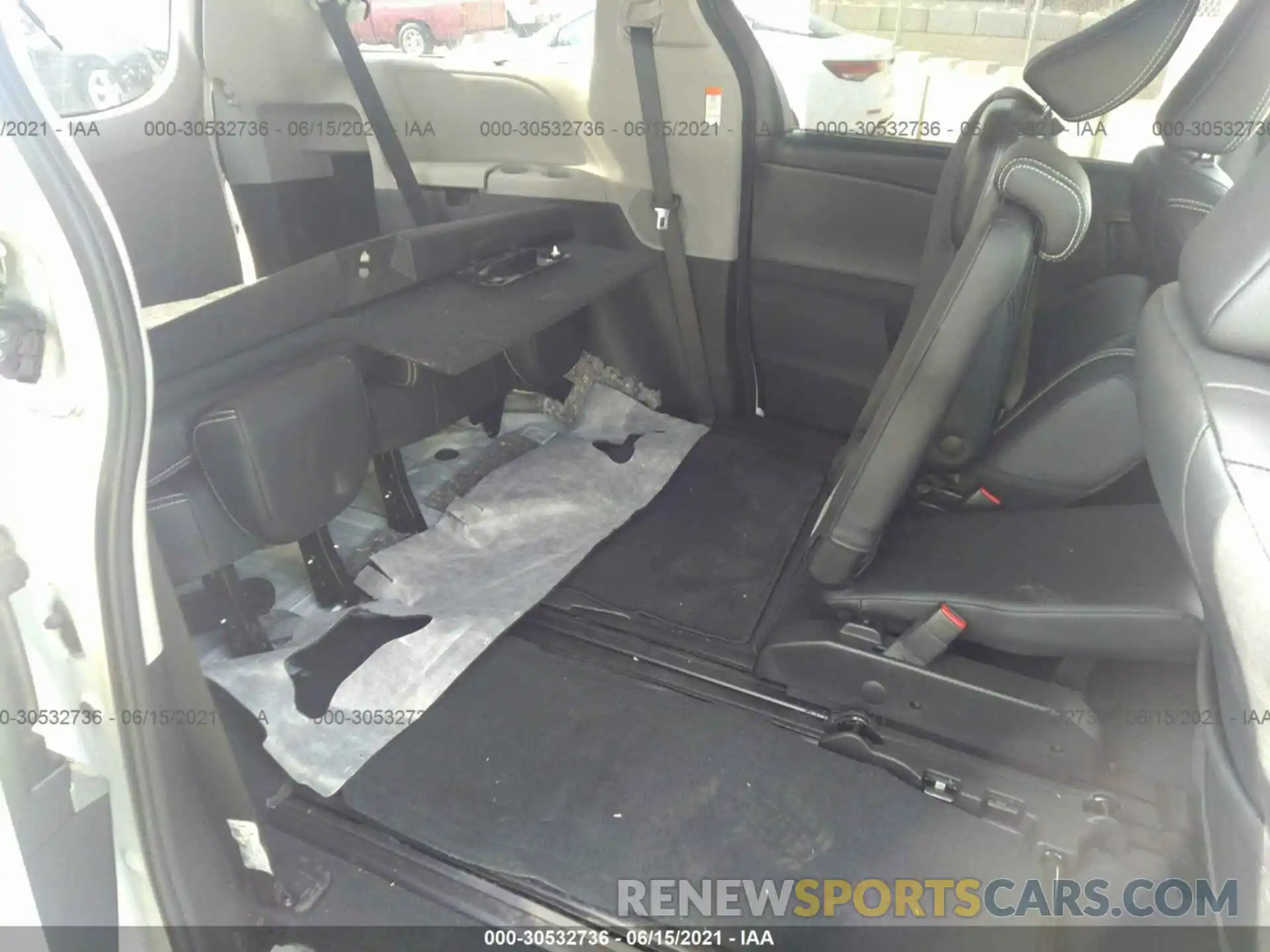 8 Photograph of a damaged car 5TDXZ3DC6KS989027 TOYOTA SIENNA 2019