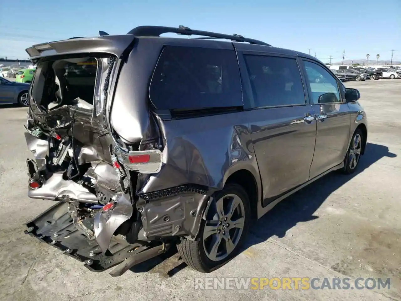 4 Photograph of a damaged car 5TDXZ3DC7KS993815 TOYOTA SIENNA 2019