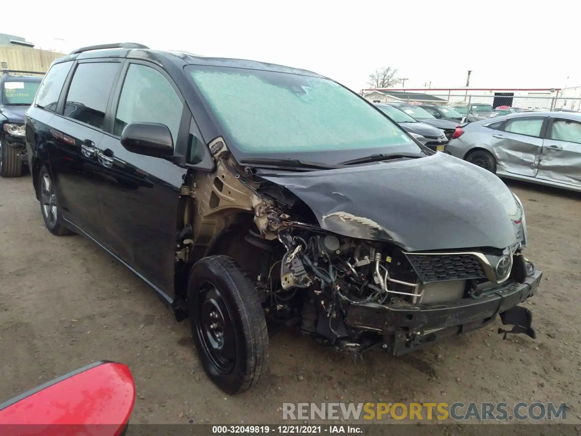 1 Photograph of a damaged car 5TDXZ3DC8KS016585 TOYOTA SIENNA 2019