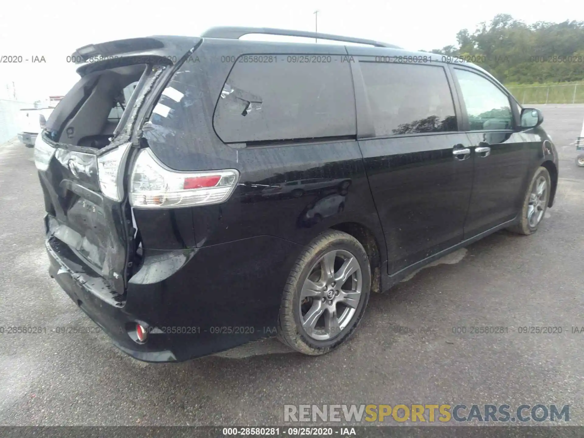 4 Photograph of a damaged car 5TDXZ3DC8KS984007 TOYOTA SIENNA 2019