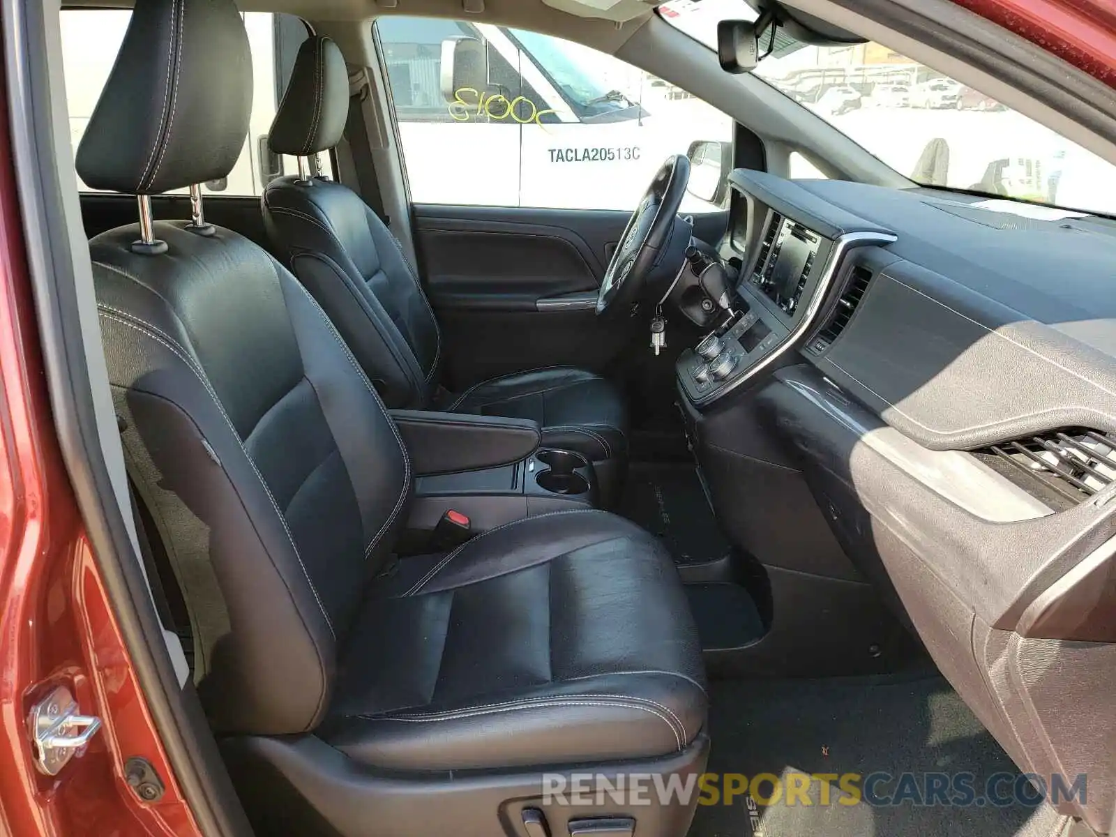 5 Photograph of a damaged car 5TDXZ3DC8KS986162 TOYOTA SIENNA 2019