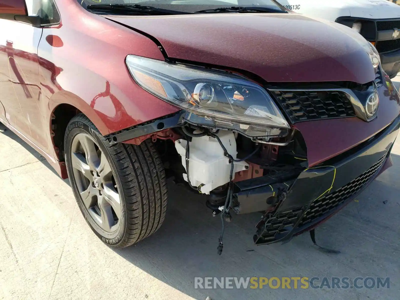 9 Photograph of a damaged car 5TDXZ3DC8KS986162 TOYOTA SIENNA 2019