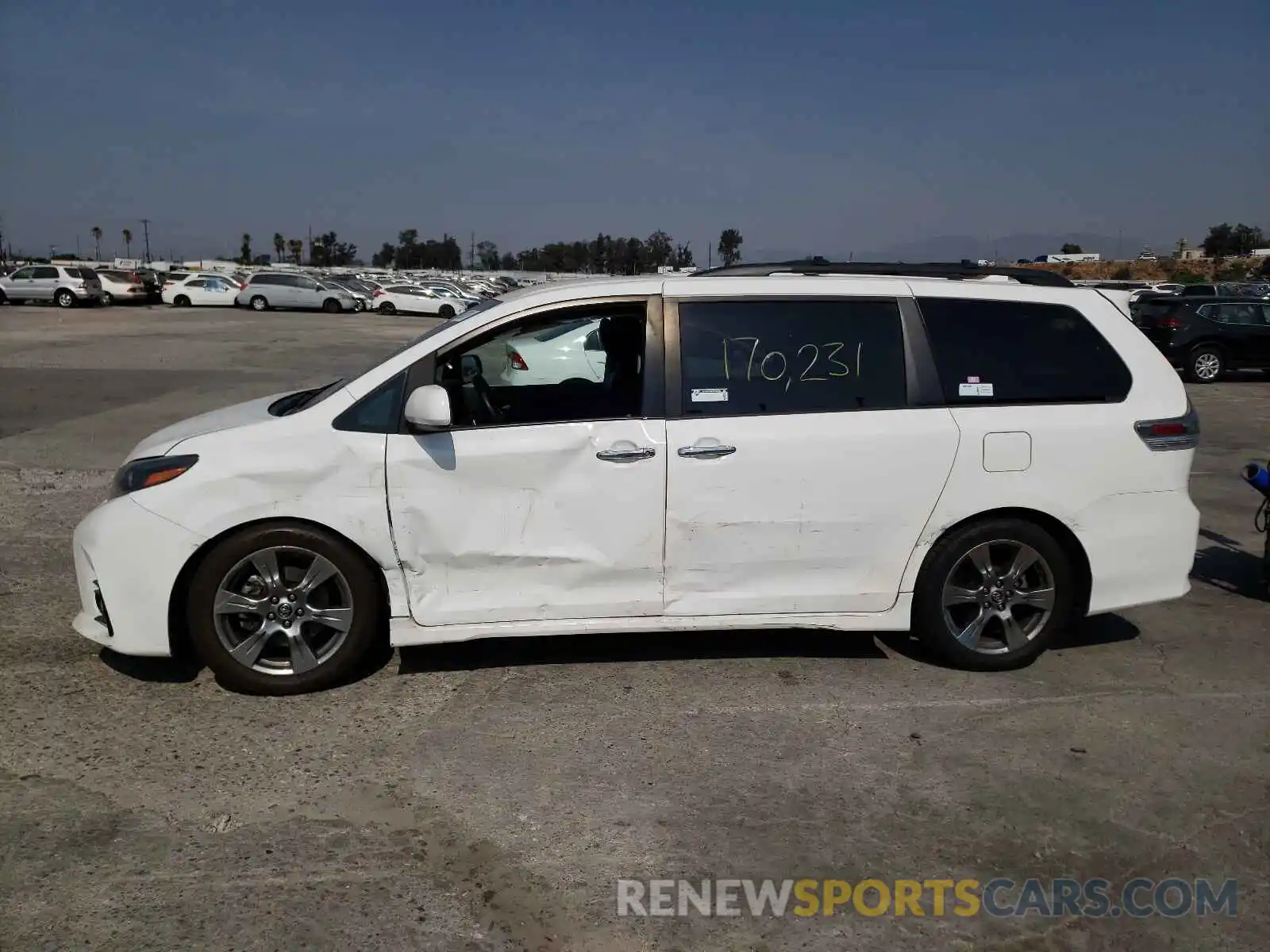 9 Photograph of a damaged car 5TDXZ3DC9KS002467 TOYOTA SIENNA 2019