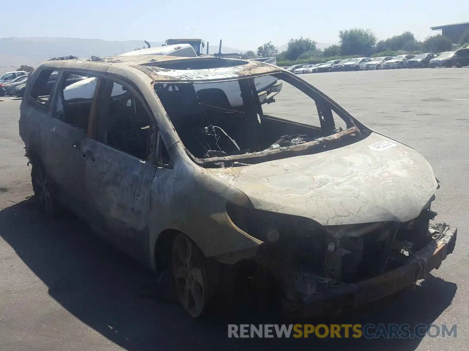 1 Photograph of a damaged car 5TDXZ3DC9KS004168 TOYOTA SIENNA 2019