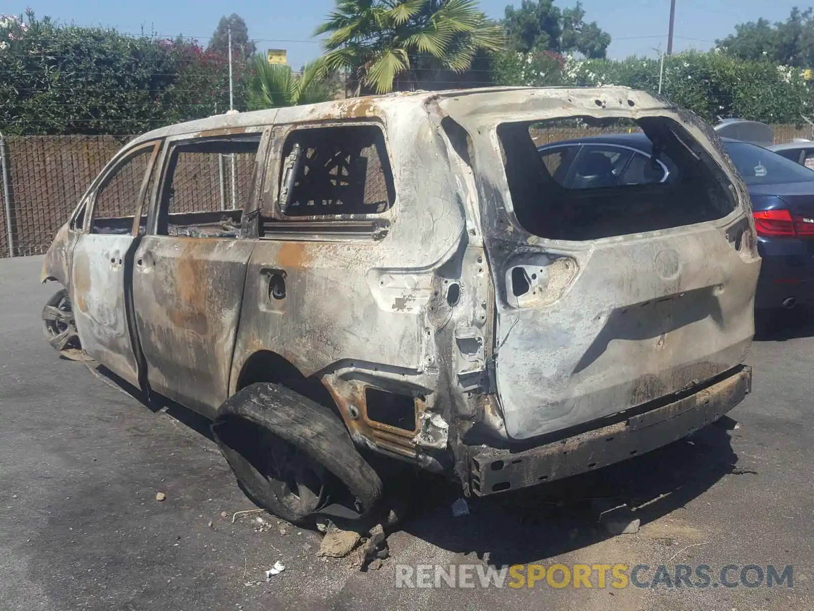 3 Photograph of a damaged car 5TDXZ3DC9KS004168 TOYOTA SIENNA 2019