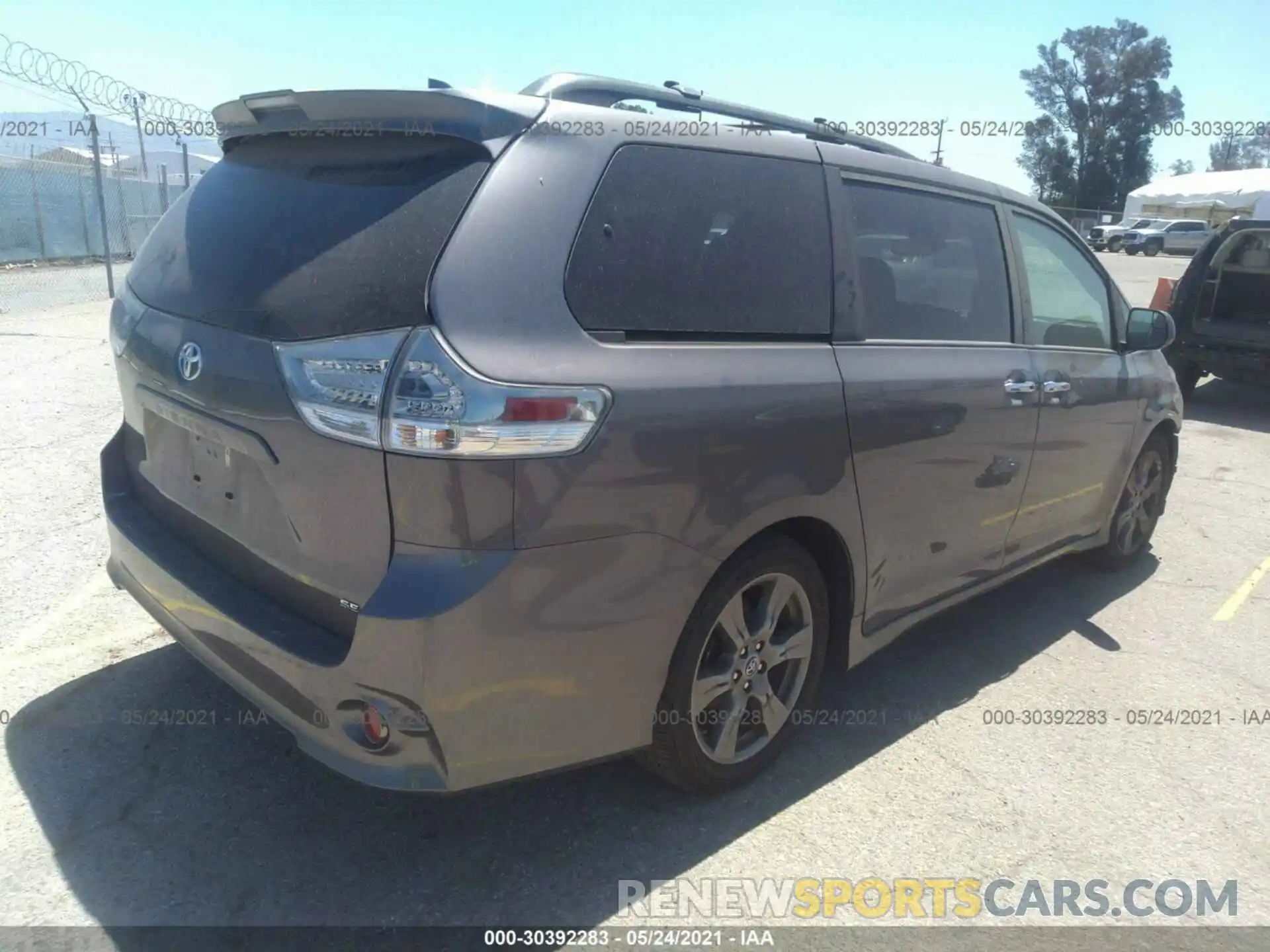 4 Фотография поврежденного автомобиля 5TDXZ3DC9KS018006 TOYOTA SIENNA 2019