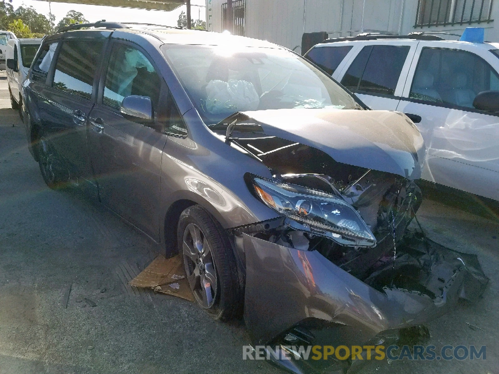 1 Photograph of a damaged car 5TDXZ3DC9KS975820 TOYOTA SIENNA 2019