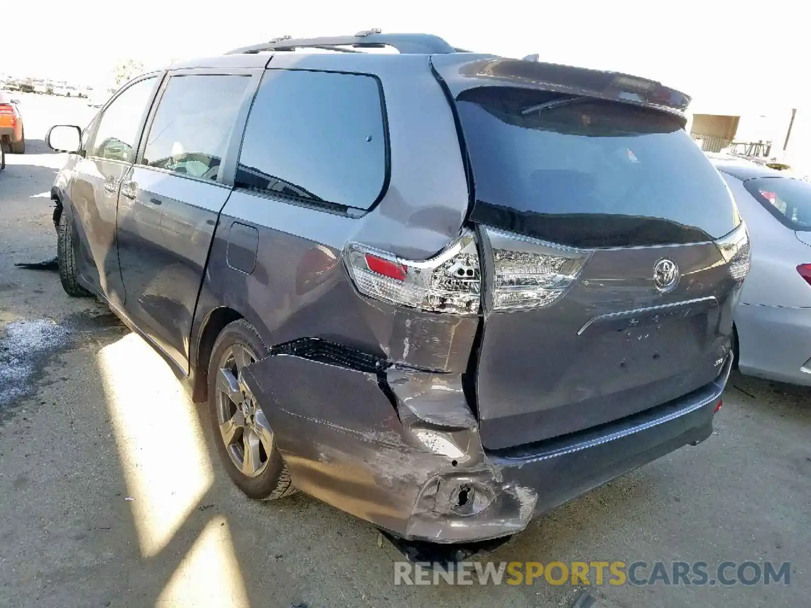 3 Photograph of a damaged car 5TDXZ3DC9KS975820 TOYOTA SIENNA 2019