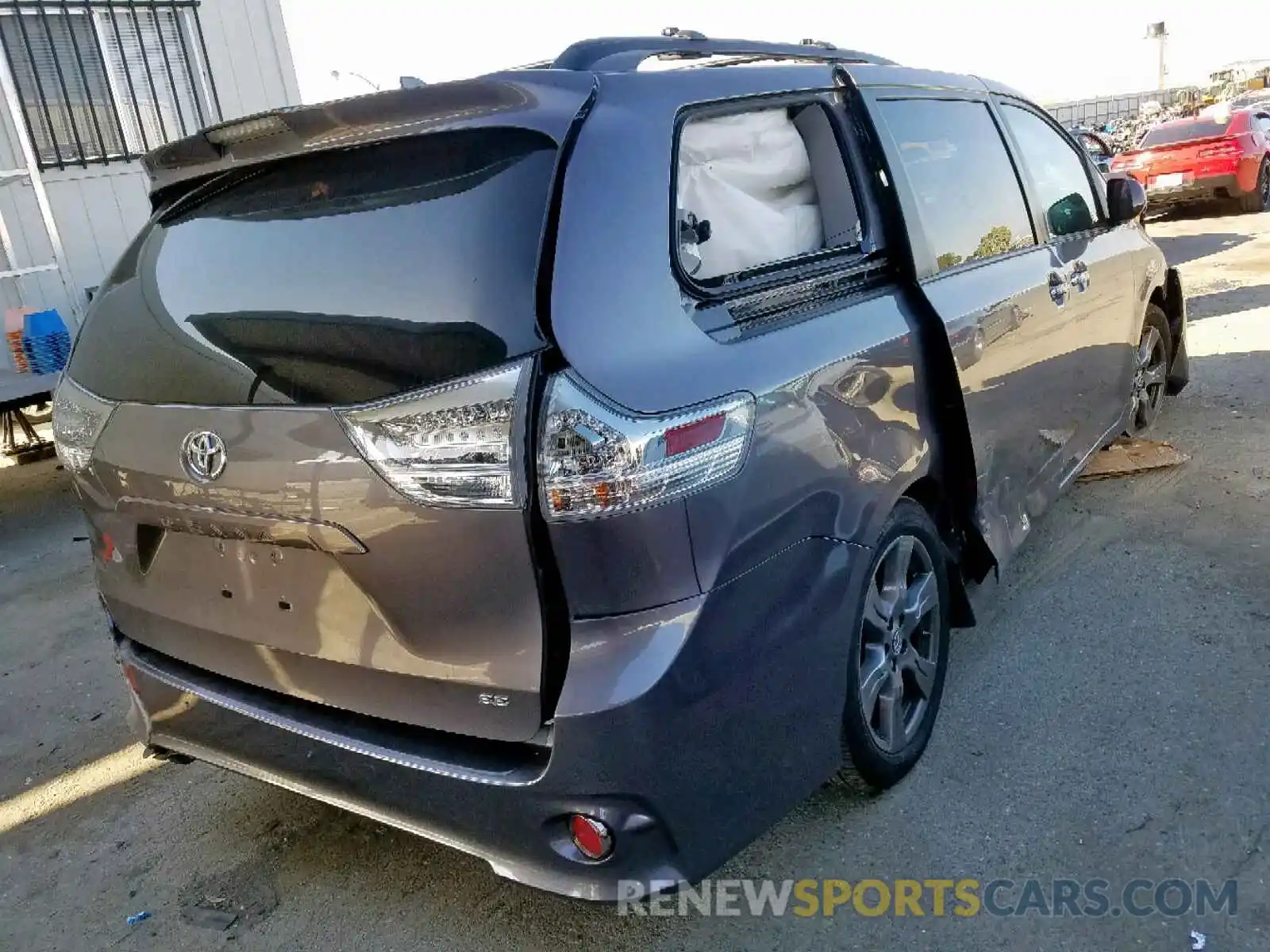 4 Фотография поврежденного автомобиля 5TDXZ3DC9KS975820 TOYOTA SIENNA 2019