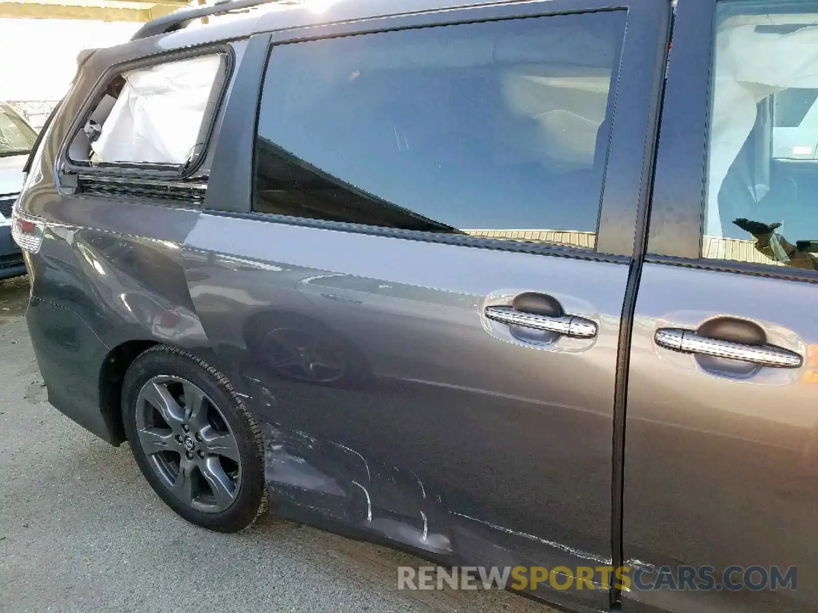 9 Photograph of a damaged car 5TDXZ3DC9KS975820 TOYOTA SIENNA 2019