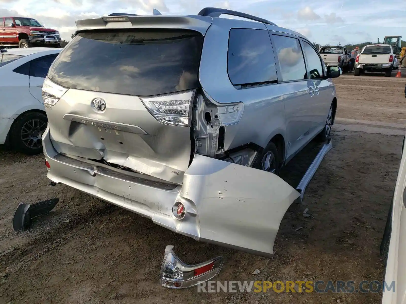 4 Photograph of a damaged car 5TDXZ3DCXKS969041 TOYOTA SIENNA 2019