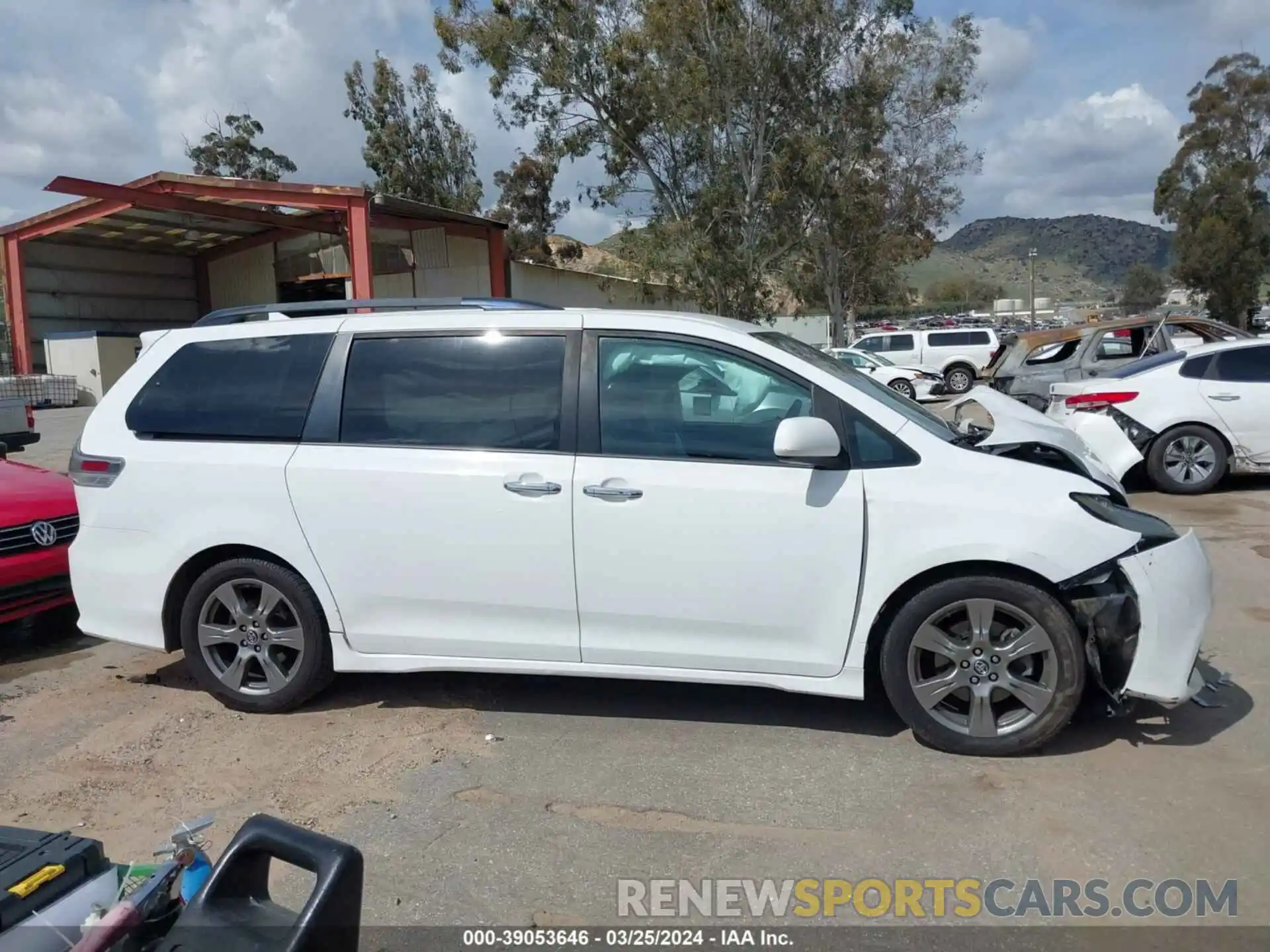 13 Photograph of a damaged car 5TDXZ3DCXKS978368 TOYOTA SIENNA 2019