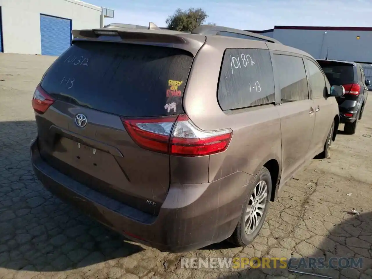 4 Photograph of a damaged car 5TDYZ3DC0KS008596 TOYOTA SIENNA 2019