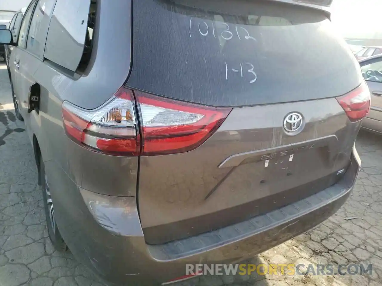 9 Photograph of a damaged car 5TDYZ3DC0KS008596 TOYOTA SIENNA 2019