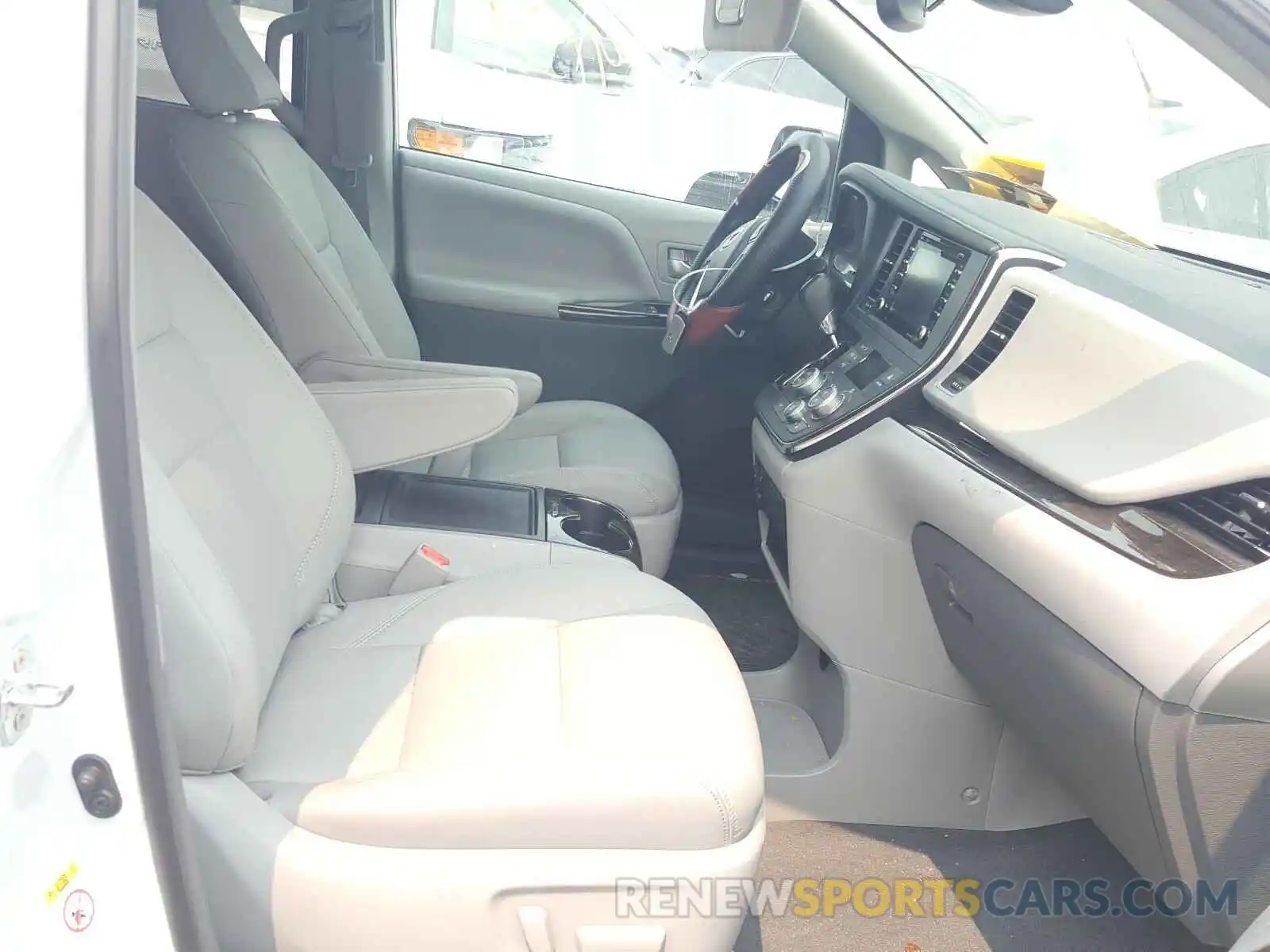 5 Photograph of a damaged car 5TDYZ3DC0KS008713 TOYOTA SIENNA 2019