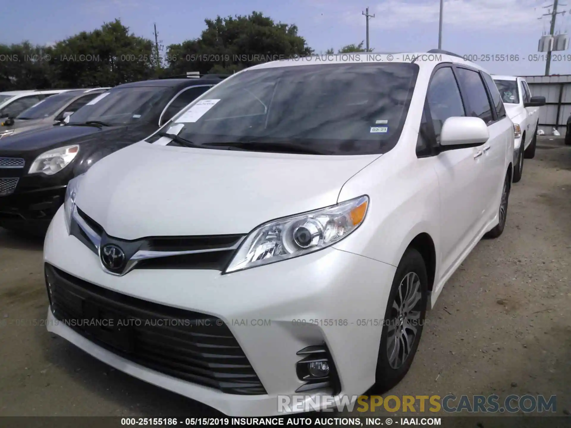 2 Photograph of a damaged car 5TDYZ3DC0KS013572 TOYOTA SIENNA 2019