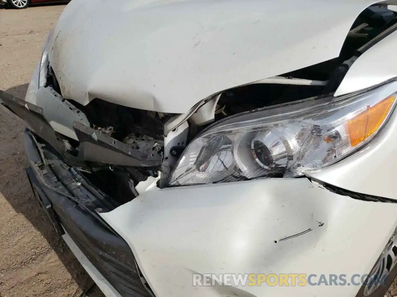 9 Photograph of a damaged car 5TDYZ3DC0KS015984 TOYOTA SIENNA 2019