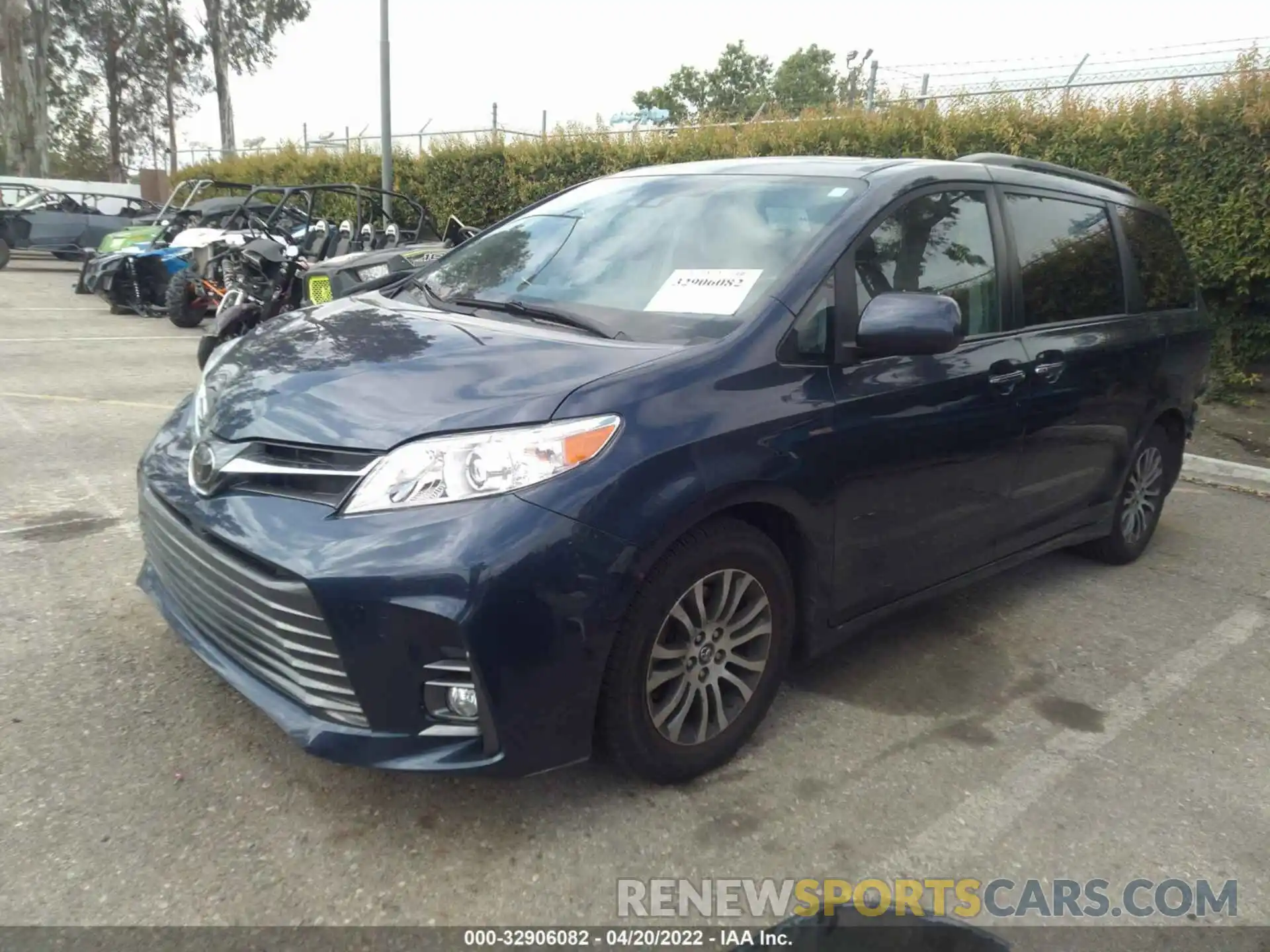 2 Photograph of a damaged car 5TDYZ3DC0KS018013 TOYOTA SIENNA 2019