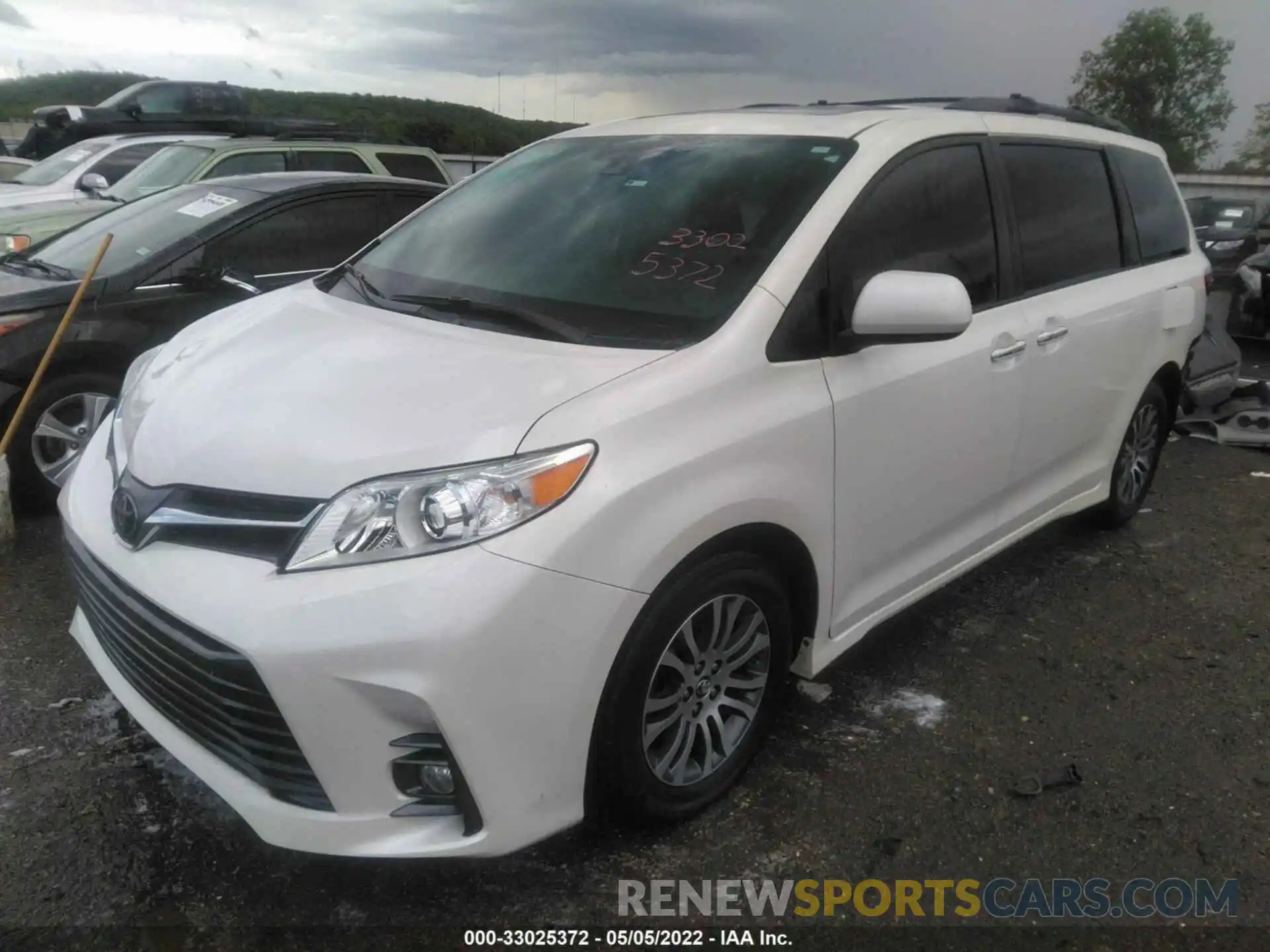 2 Photograph of a damaged car 5TDYZ3DC0KS967576 TOYOTA SIENNA 2019