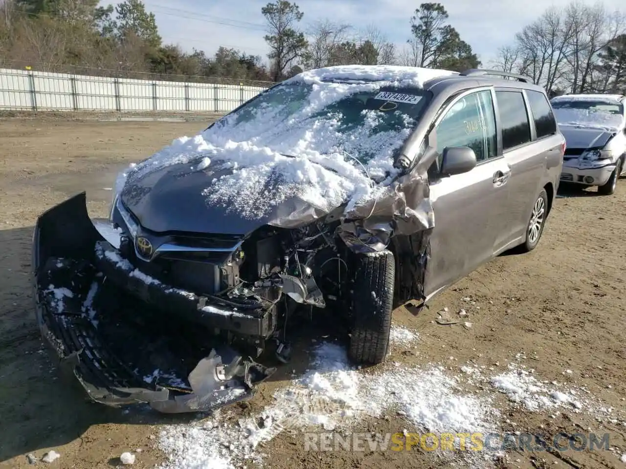 2 Photograph of a damaged car 5TDYZ3DC0KS975161 TOYOTA SIENNA 2019