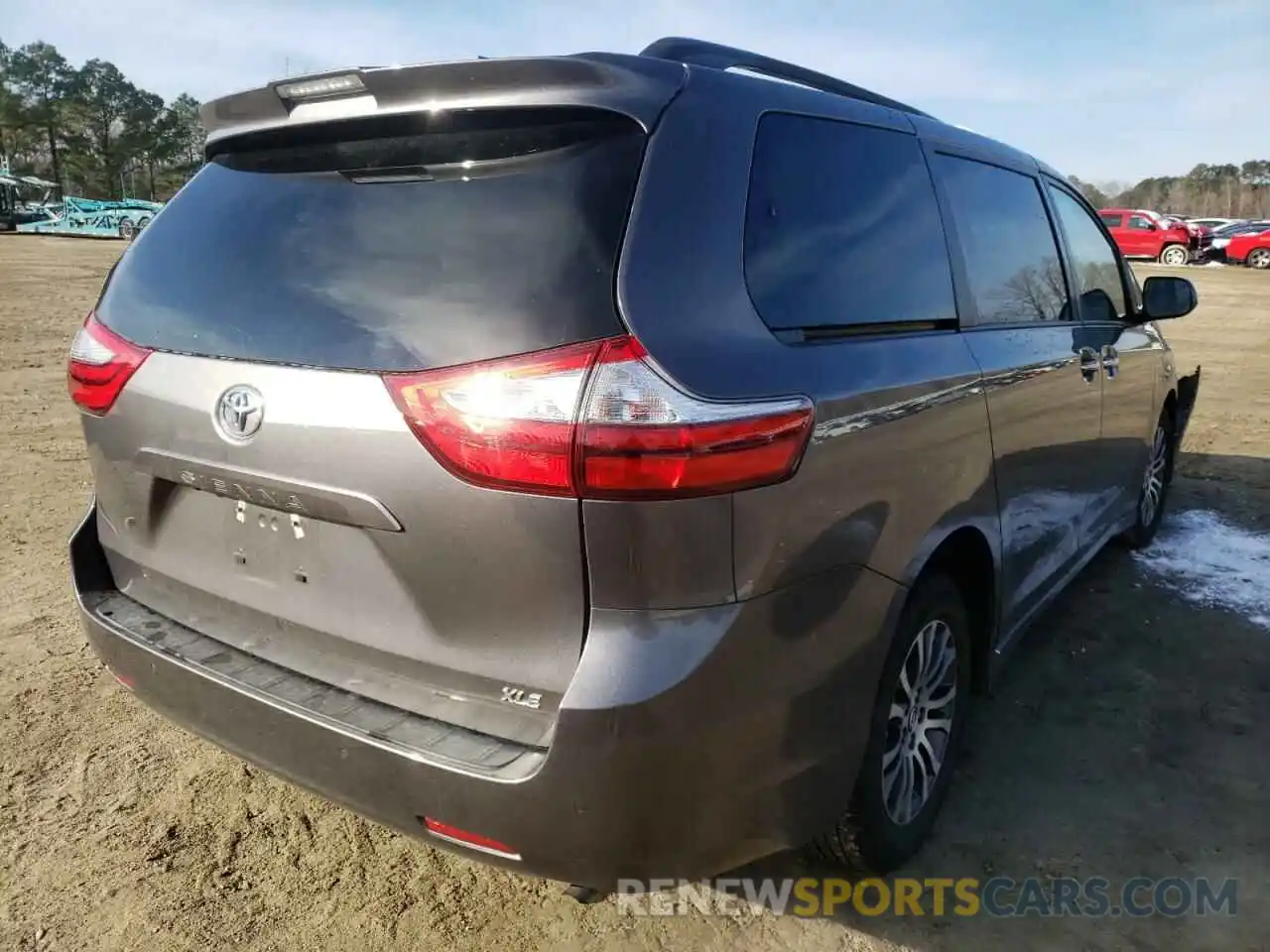 4 Photograph of a damaged car 5TDYZ3DC0KS975161 TOYOTA SIENNA 2019