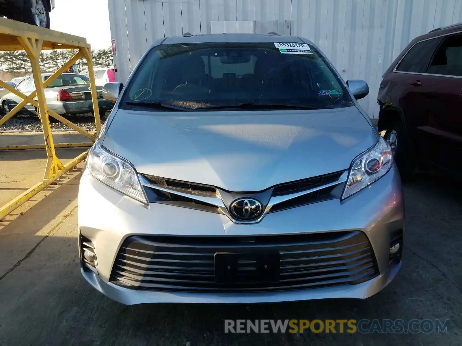 9 Photograph of a damaged car 5TDYZ3DC0KS975984 TOYOTA SIENNA 2019