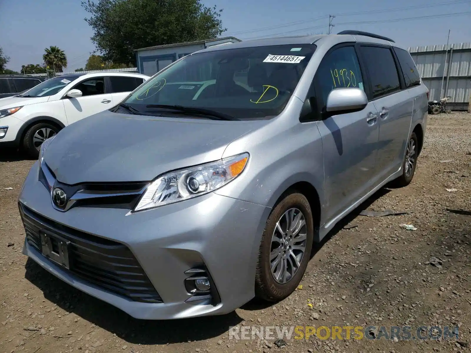 2 Photograph of a damaged car 5TDYZ3DC0KS976360 TOYOTA SIENNA 2019