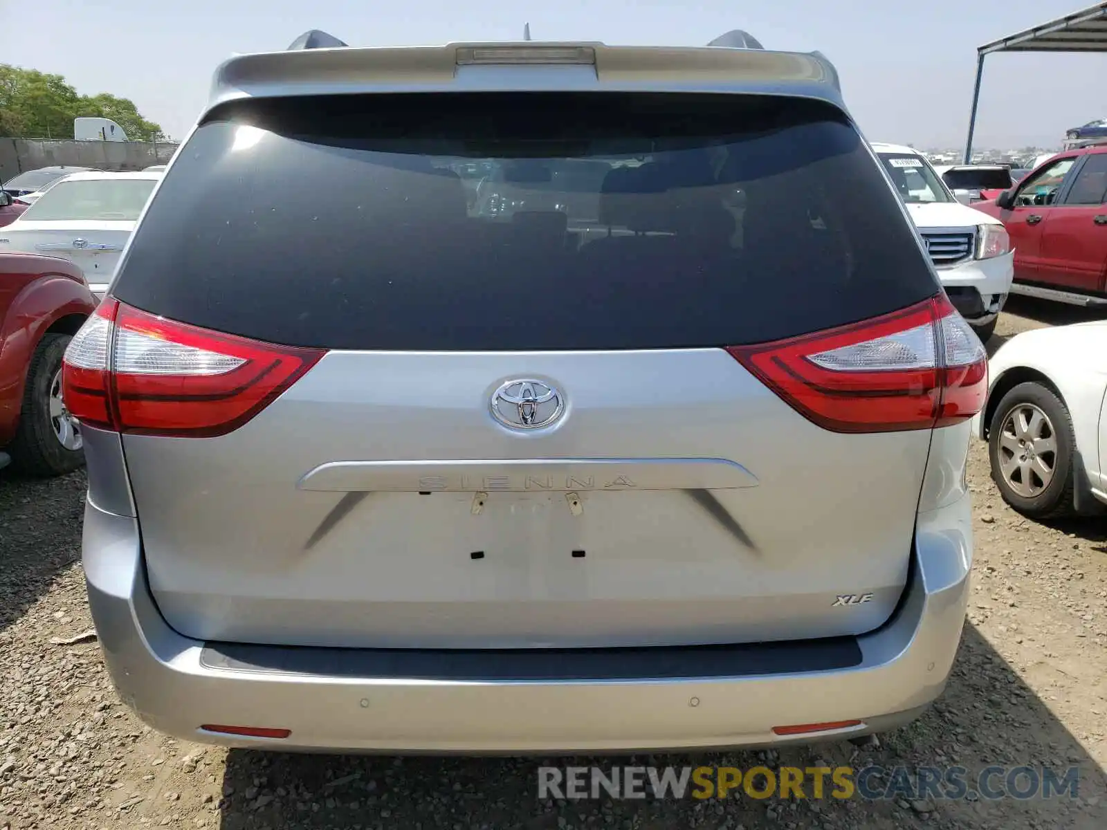 9 Photograph of a damaged car 5TDYZ3DC0KS976360 TOYOTA SIENNA 2019