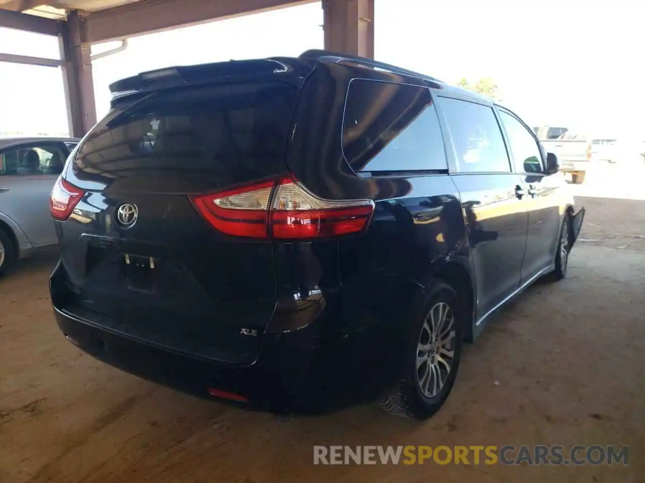 4 Photograph of a damaged car 5TDYZ3DC0KS977167 TOYOTA SIENNA 2019