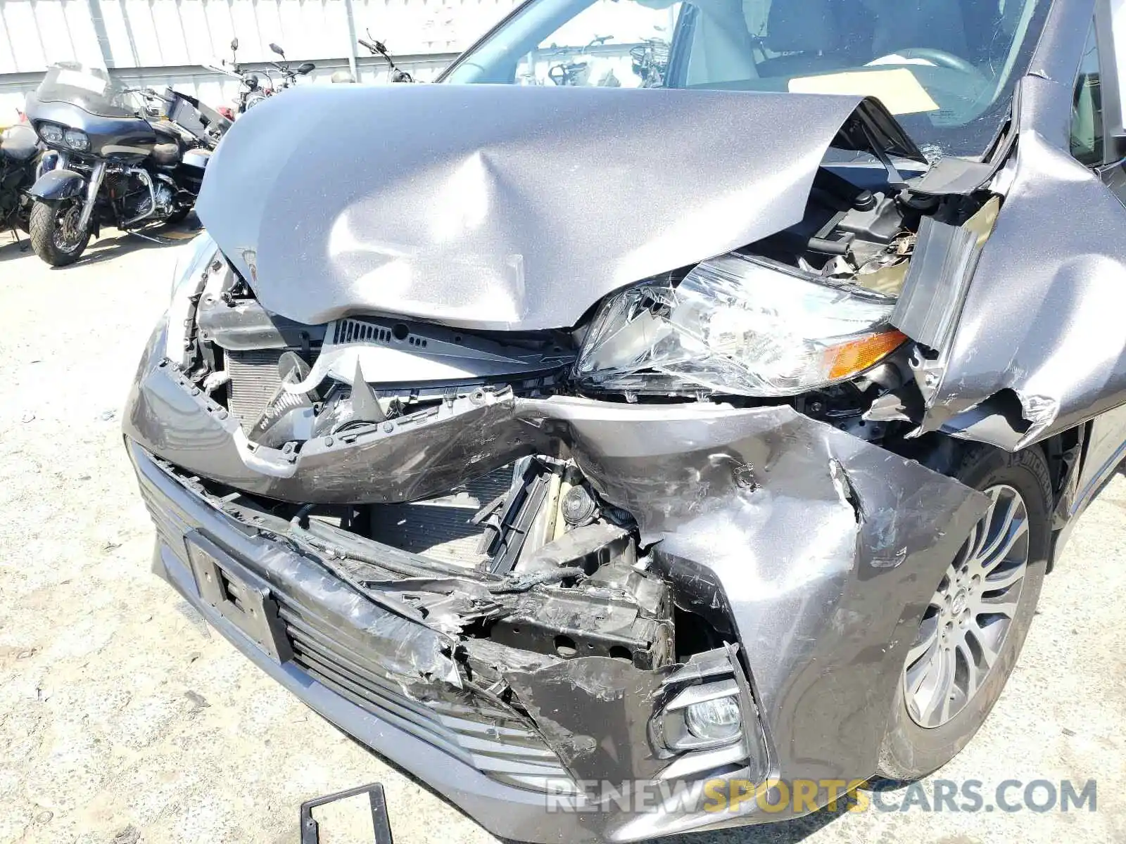 9 Photograph of a damaged car 5TDYZ3DC0KS984202 TOYOTA SIENNA 2019