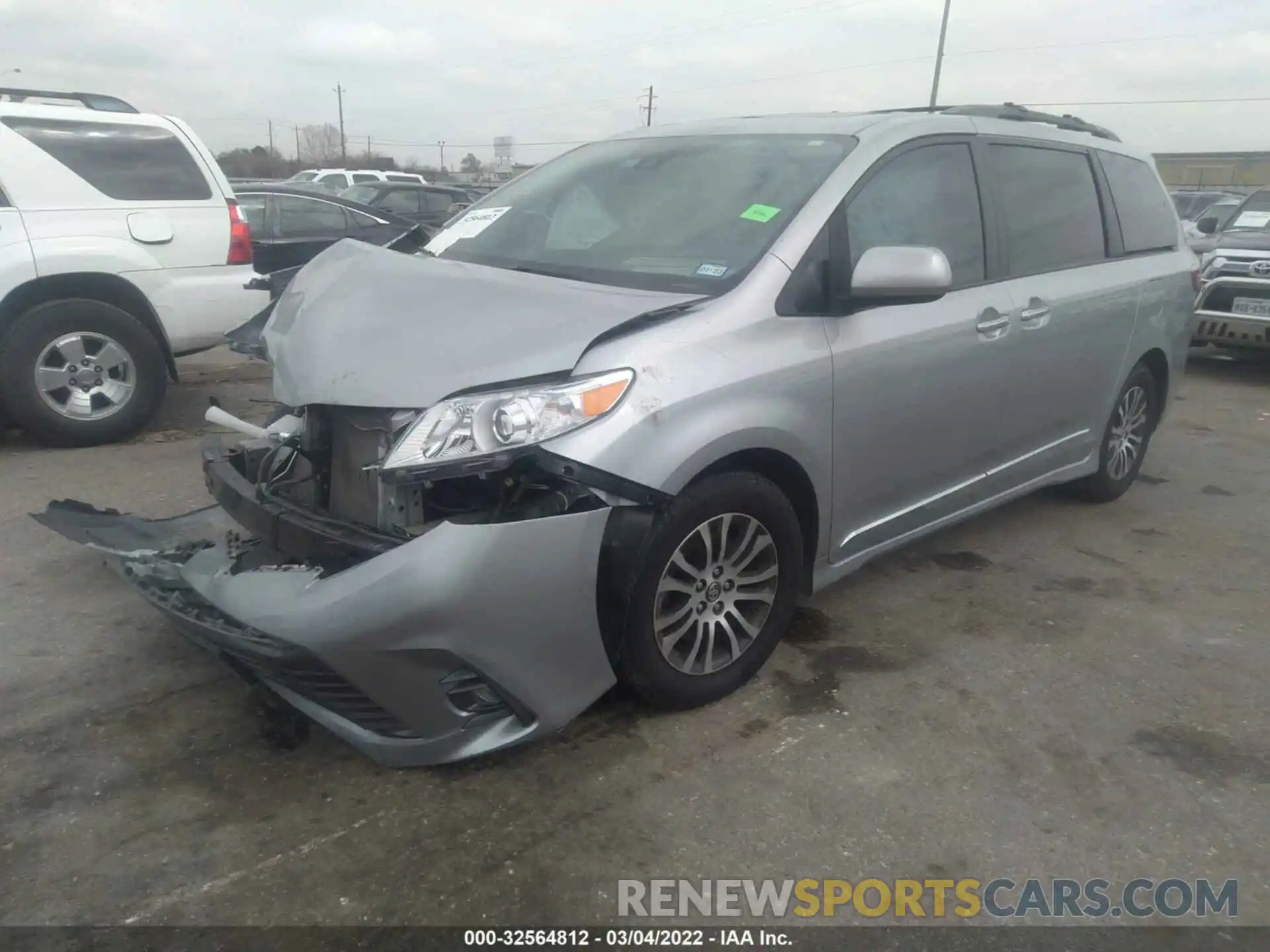 2 Photograph of a damaged car 5TDYZ3DC0KS984524 TOYOTA SIENNA 2019