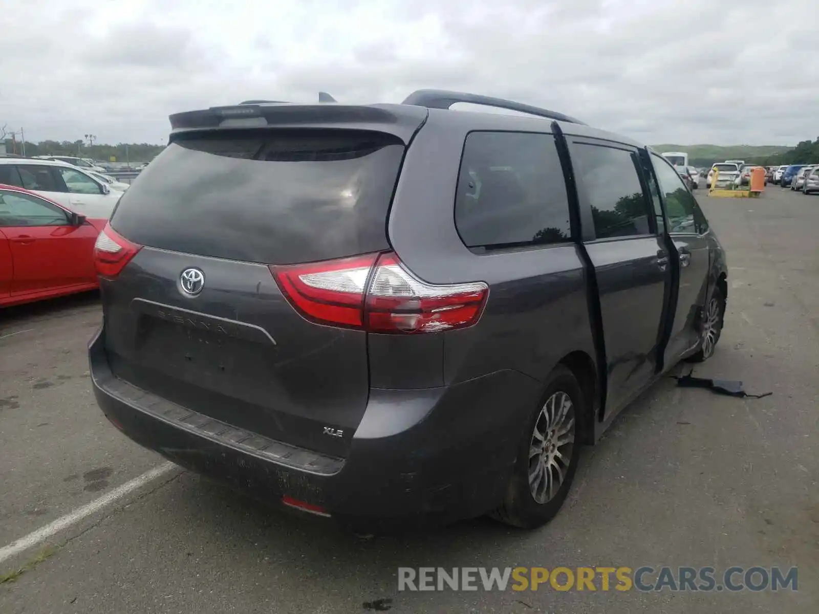 4 Photograph of a damaged car 5TDYZ3DC0KS987133 TOYOTA SIENNA 2019