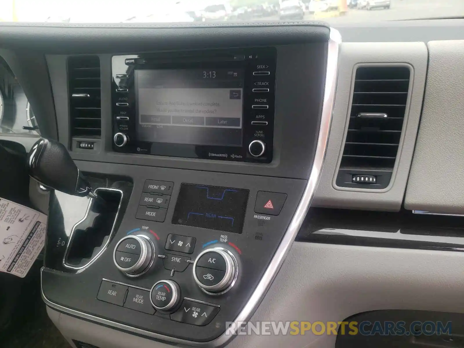 9 Photograph of a damaged car 5TDYZ3DC0KS987133 TOYOTA SIENNA 2019