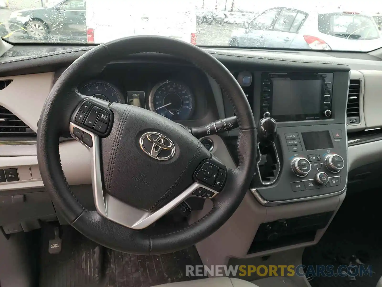 9 Photograph of a damaged car 5TDYZ3DC0KS987584 TOYOTA SIENNA 2019