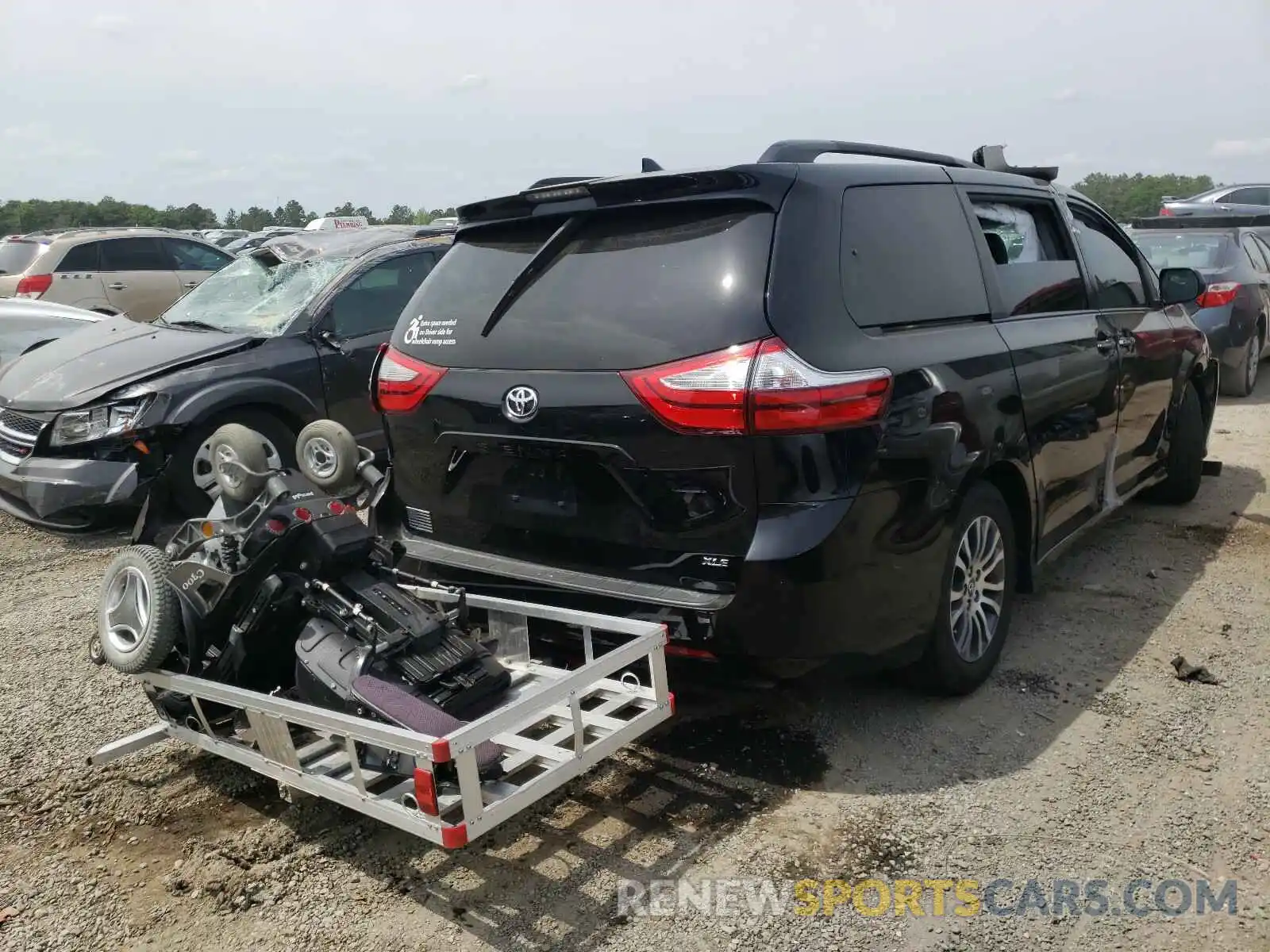 4 Photograph of a damaged car 5TDYZ3DC0KS994860 TOYOTA SIENNA 2019