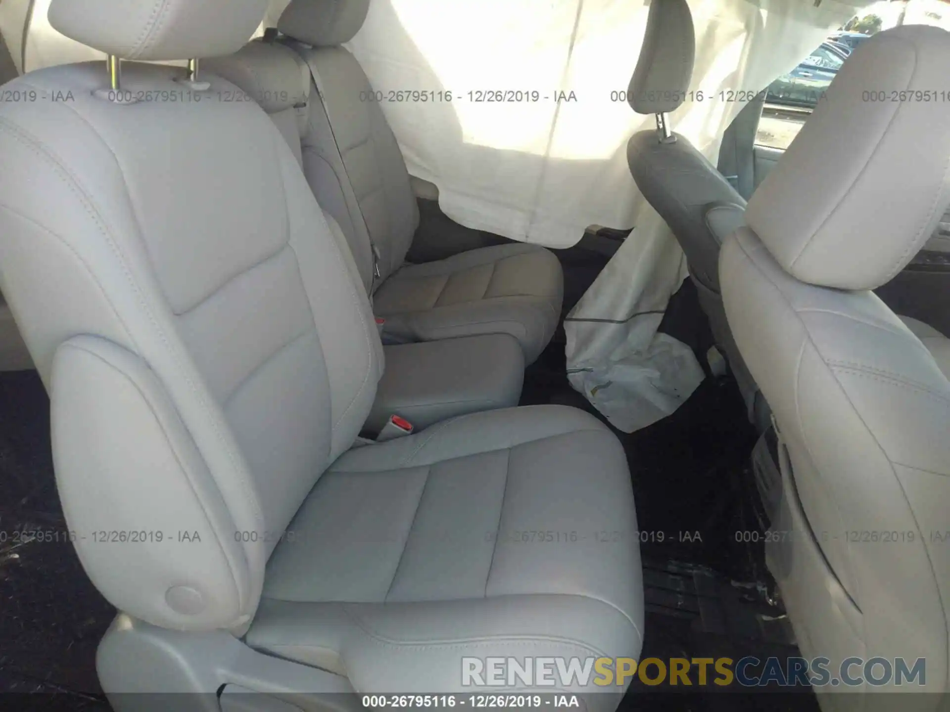 8 Photograph of a damaged car 5TDYZ3DC0KS996754 TOYOTA SIENNA 2019