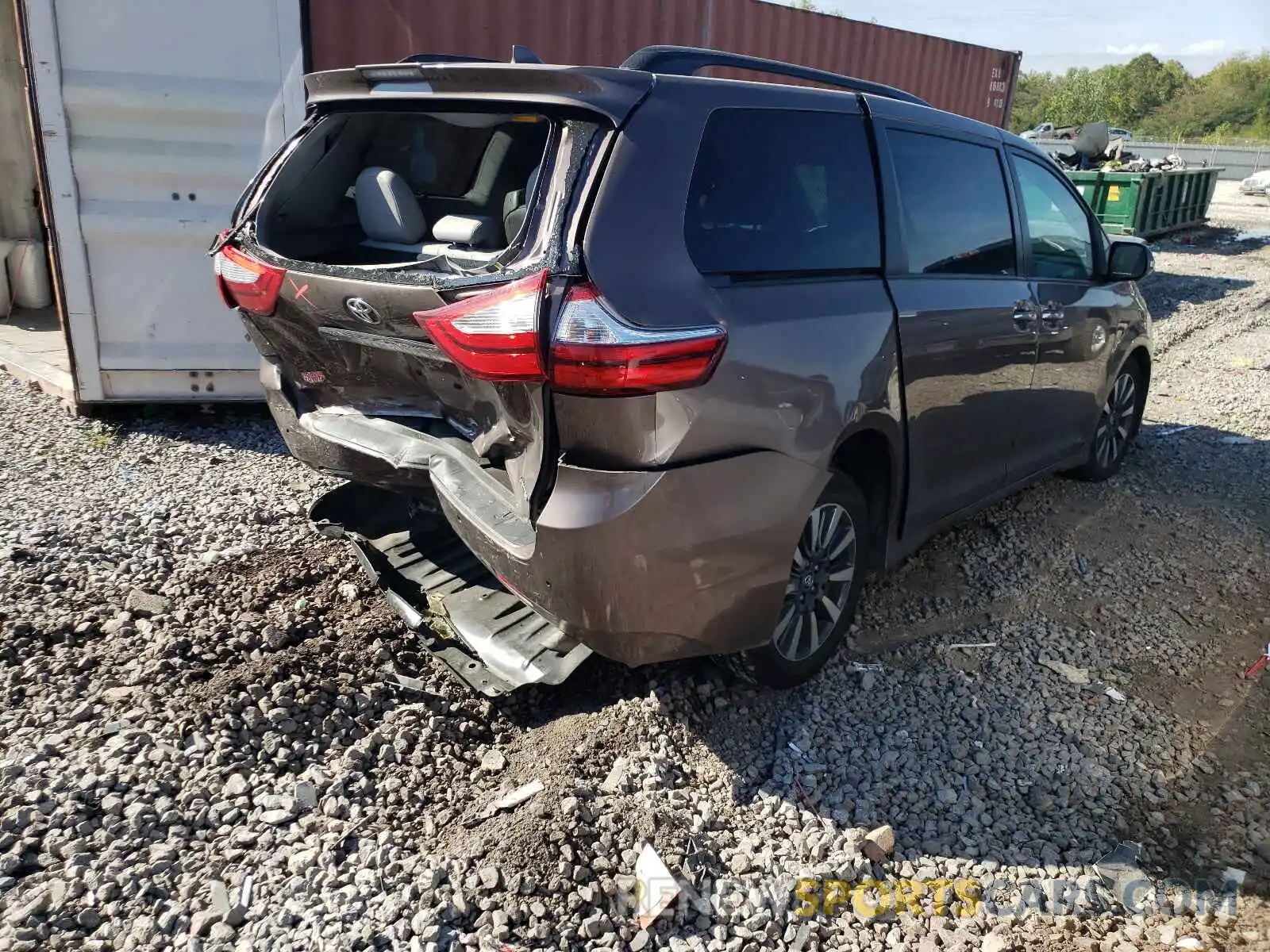 4 Photograph of a damaged car 5TDYZ3DC0KS997855 TOYOTA SIENNA 2019