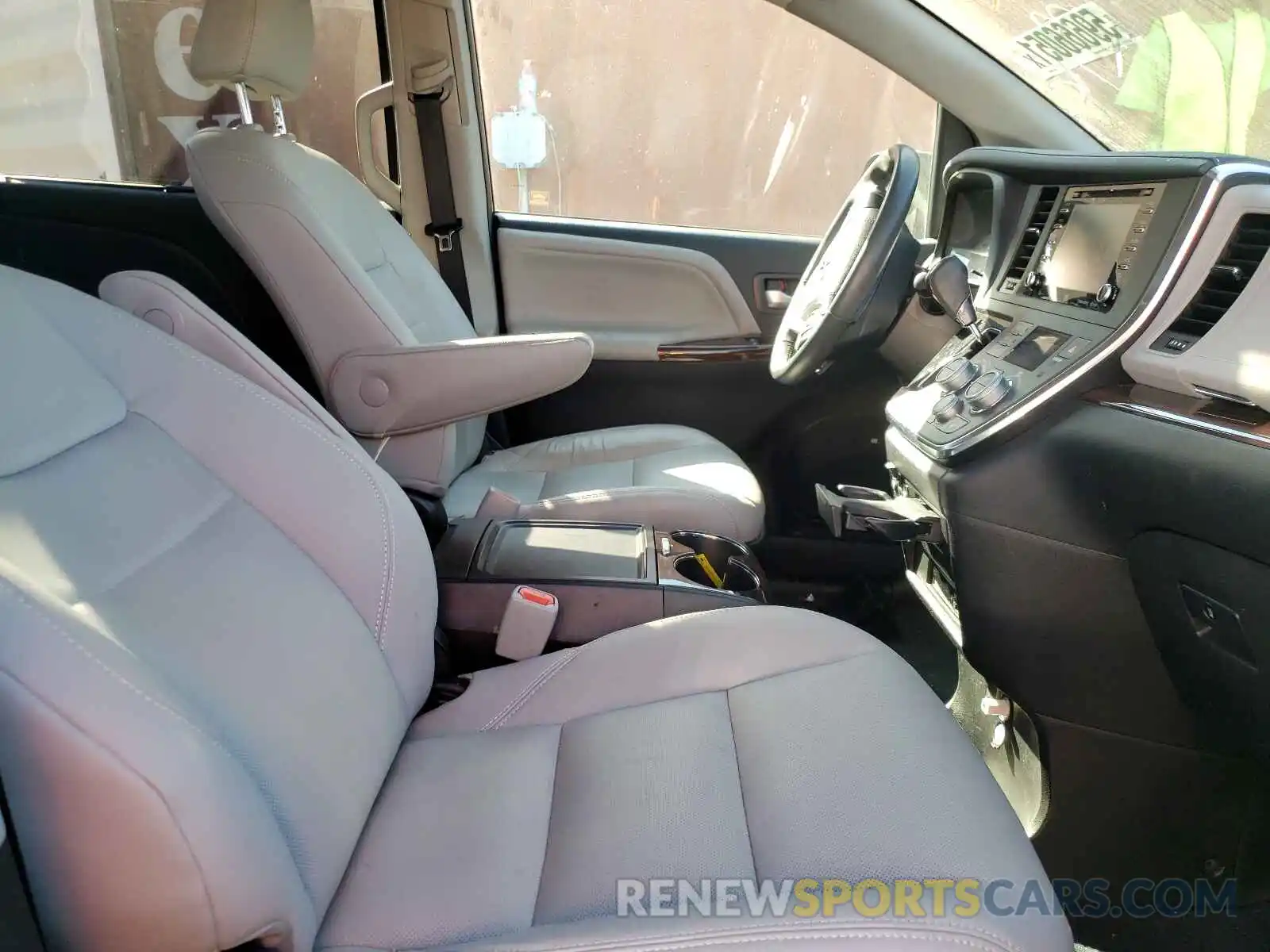 5 Photograph of a damaged car 5TDYZ3DC0KS997855 TOYOTA SIENNA 2019