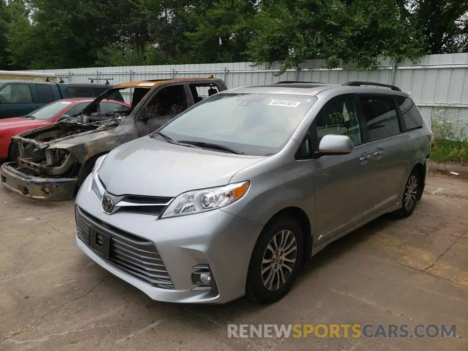 2 Photograph of a damaged car 5TDYZ3DC1KS004010 TOYOTA SIENNA 2019