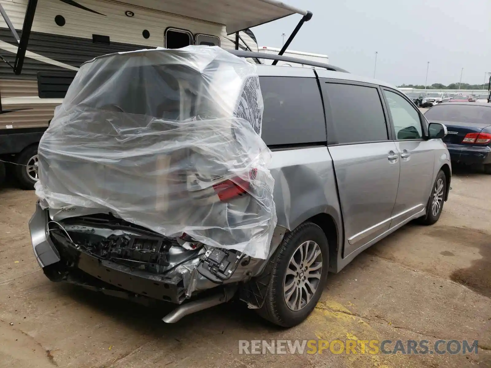 4 Photograph of a damaged car 5TDYZ3DC1KS004010 TOYOTA SIENNA 2019