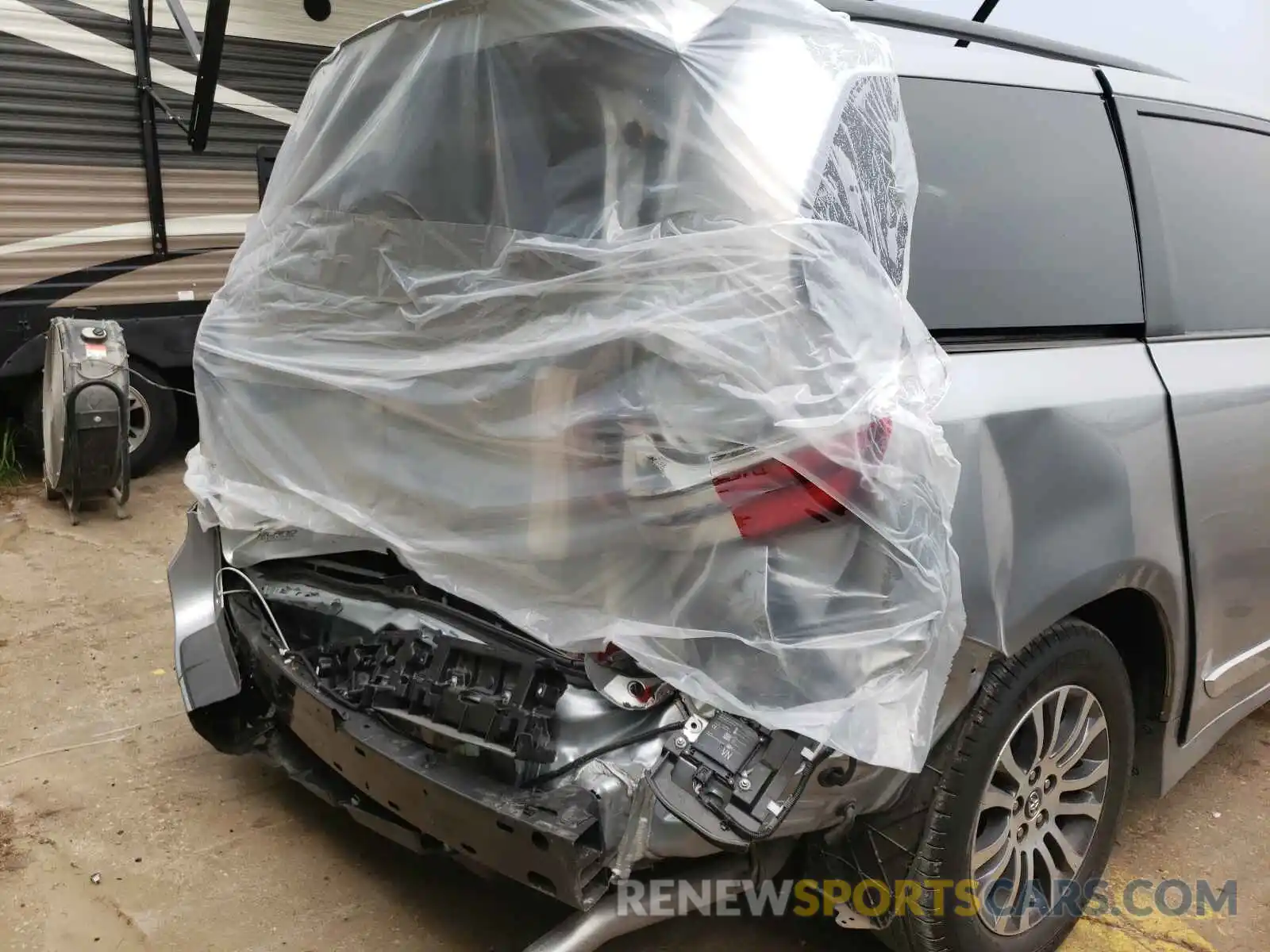 9 Photograph of a damaged car 5TDYZ3DC1KS004010 TOYOTA SIENNA 2019