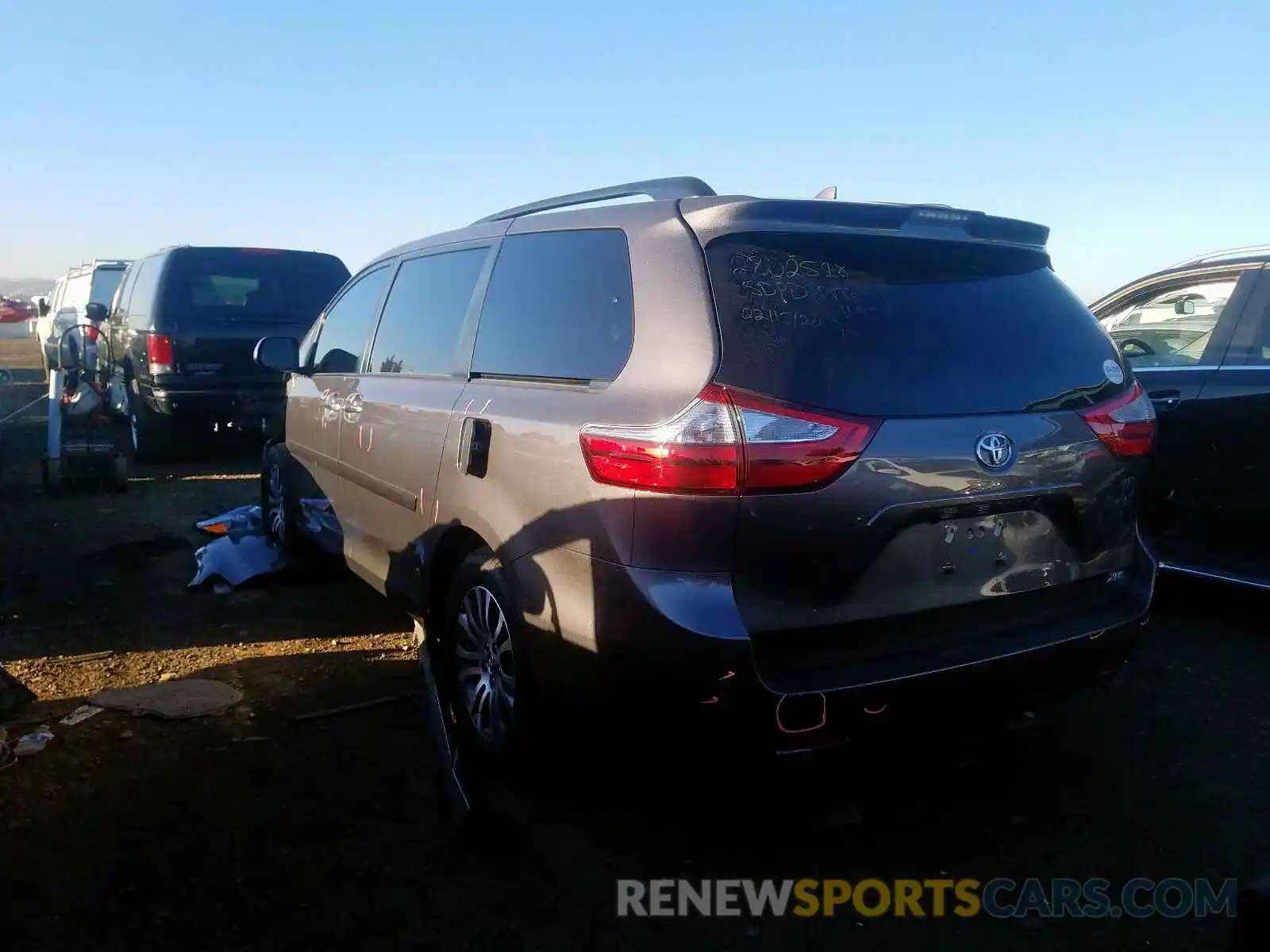 3 Photograph of a damaged car 5TDYZ3DC1KS008770 TOYOTA SIENNA 2019