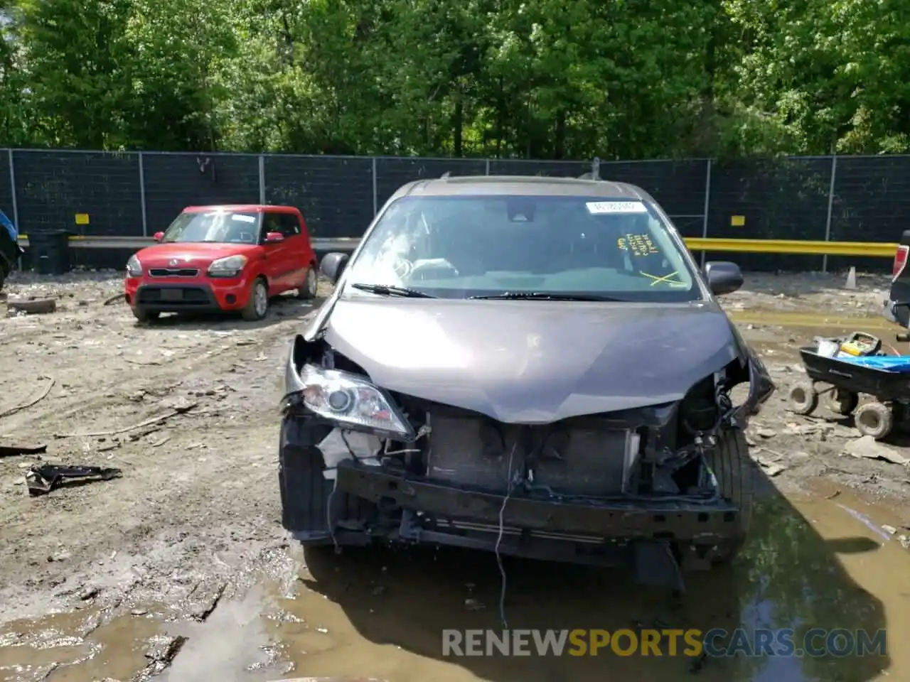 9 Photograph of a damaged car 5TDYZ3DC1KS012429 TOYOTA SIENNA 2019