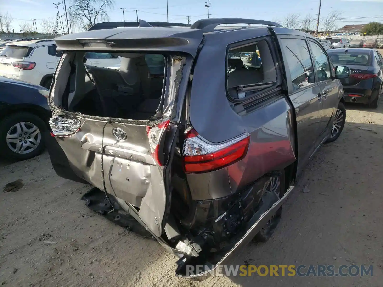 4 Photograph of a damaged car 5TDYZ3DC1KS012981 TOYOTA SIENNA 2019