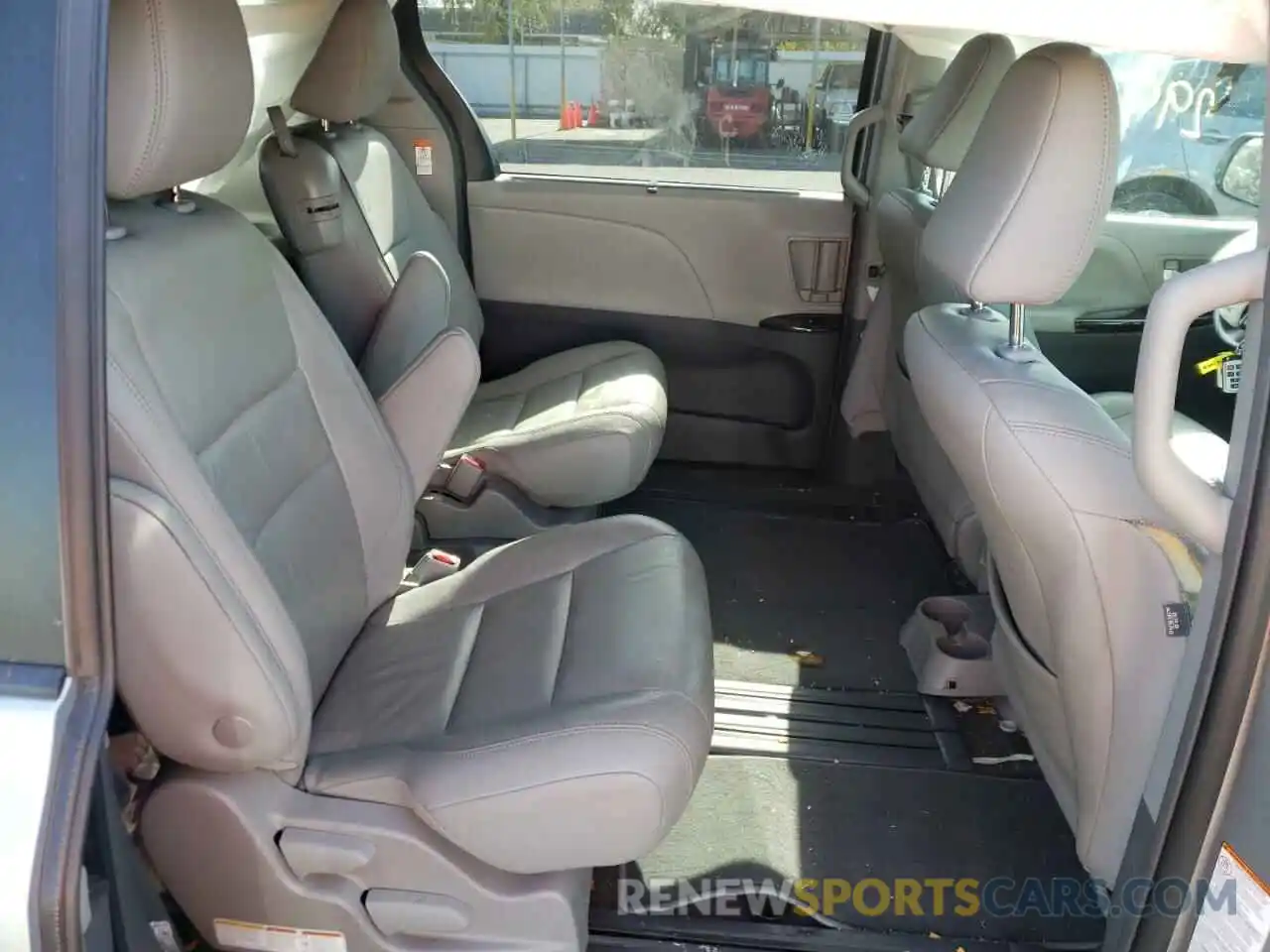 6 Photograph of a damaged car 5TDYZ3DC1KS015394 TOYOTA SIENNA 2019