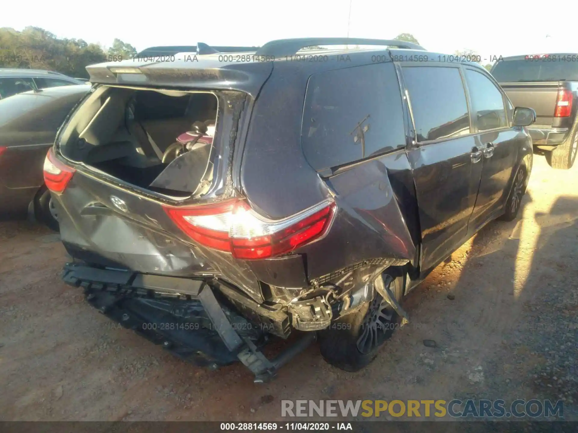 4 Photograph of a damaged car 5TDYZ3DC1KS016075 TOYOTA SIENNA 2019