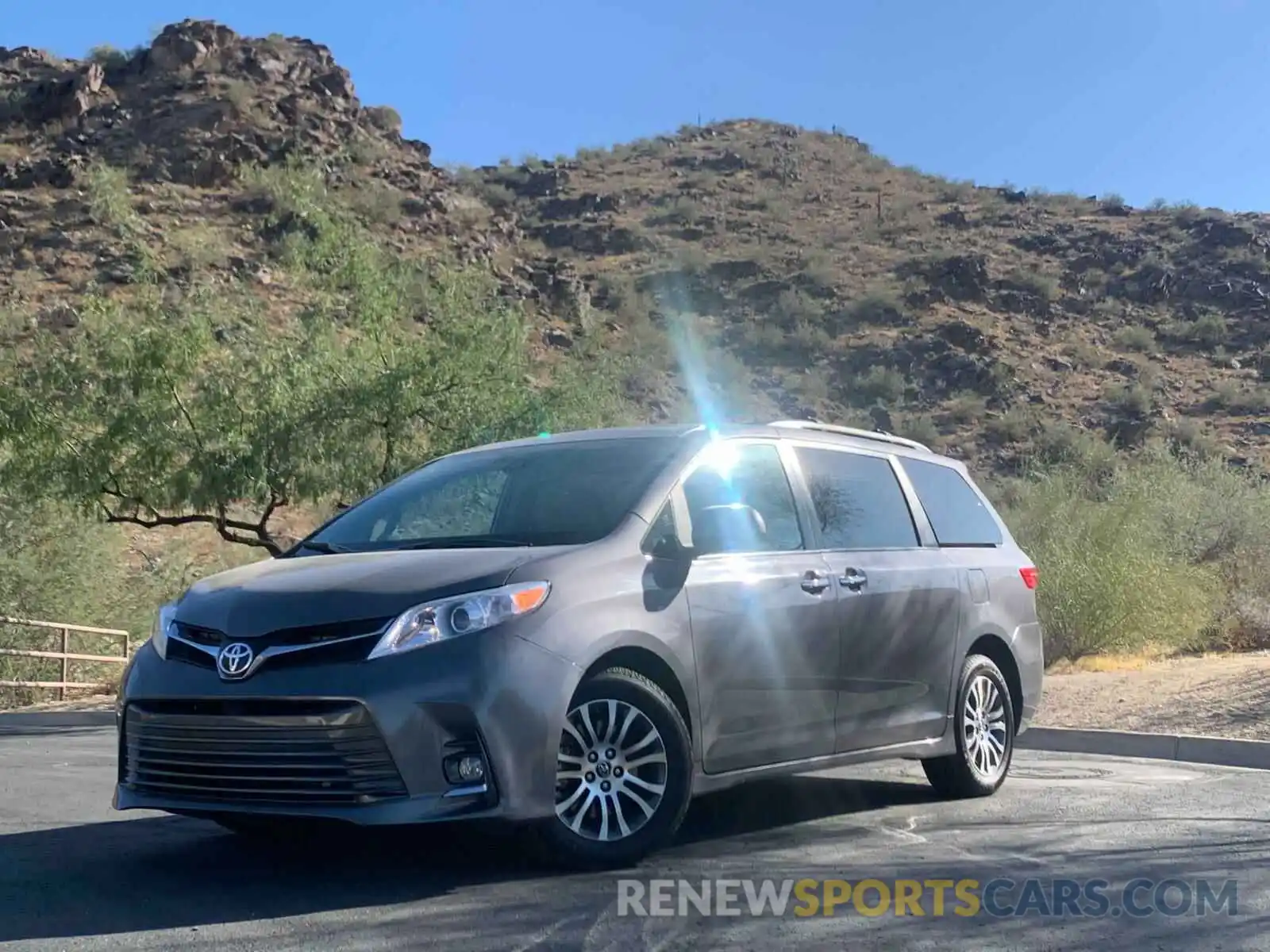 2 Photograph of a damaged car 5TDYZ3DC1KS017212 TOYOTA SIENNA 2019